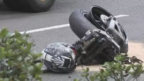 横浜市保土ケ谷区でバイクと乗用車の事故　車線変更時に追突か　バイク運転の男性（23）死亡