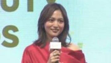 【川口春奈】大人の魅力満載　優雅さと色気をまとった〝赤いドレス〟で登場