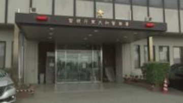 駐車場で車から現金盗んだ男を逮捕　警察車両に車ぶつけて逃走