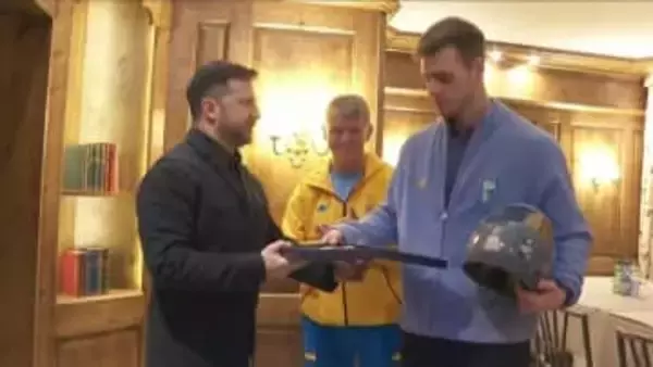 “追悼ヘルメット”で五輪失格のウクライナ代表選手に勲章　ゼレンスキー大統領