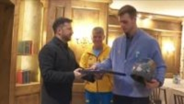 “追悼ヘルメット”で五輪失格のウクライナ代表選手に勲章　ゼレンスキー大統領