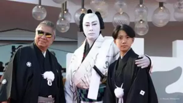 【市川團十郎＆新之助】親子で『ベネチア映画祭』レッドカーペットに登場！　團十郎さんは “世界三大映画祭 史上初” 歌舞伎衣装で見得を切る