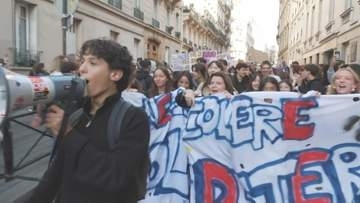 フランスの高校生らによる抗議デモ拡大で… ルコルニュ首相「教育予算を増額、11兆円規模に」 7日もパリなど各地でデモ続く