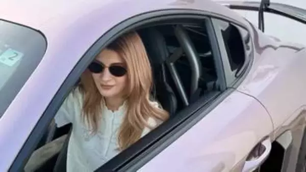 【 マギー 】　愛車「ポルシェ 718 ケイマン GT4 RS」と笑顔ショット　〝映え〟コーデ披露