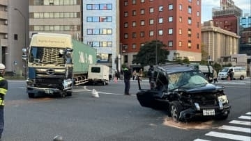 「2人が挟まっている」トレーラーと乗用車2台絡む事故　男性2人重傷　横浜市役所近く