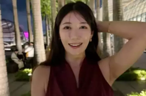 【 穂川果音 】 「少し軽めのコートでも過ごせるの嬉しいよね〜」　ノースリワンピで季節先取りの暖かさをアピール