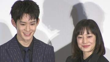 【 菅野美穂 】20歳の節目を迎えた〝息子〟山時聡真を「よしよし！」撫でる　4回目の年女を終えて〝私の節目は50歳〟