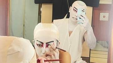 【 市川團十郎 】長男・勸玄さんと“貴重”２ショット「親から子へ、受け継いで行く時間、」「勸玄も一緒に芝居の話を聞いてます。」