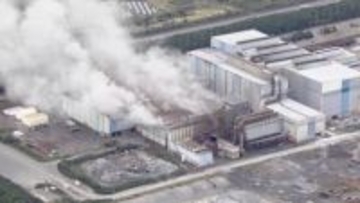 JFE条鋼の工場で鉄くずから出火　18時間経った今も燃え続ける　けが人なし　茨城・神栖市