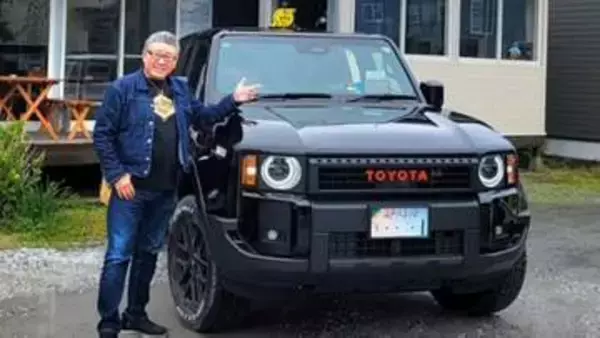 【 布川敏和 】　超激レア　〝ランクル・タクシー〟　に大興奮　「世界で一台であろう！」　笑顔ショット