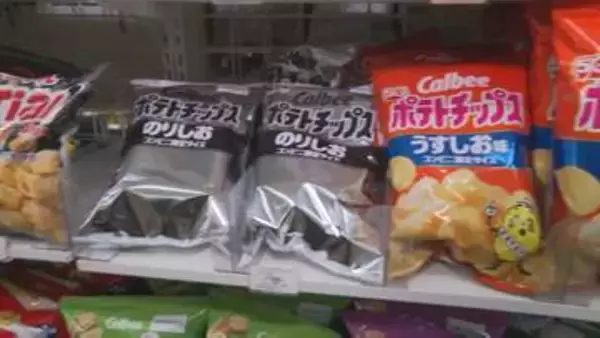 白黒パッケージの「ポテトチップス」 札幌のコンビニ店頭に並ぶ　中東情勢の影響で印刷インクなどの調達が不安定