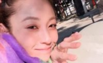 【 西山茉希 】秋の隙間時間を紅葉の神社で満喫「葉っぱの色が秋になって　キラキラな太陽が隙間から」