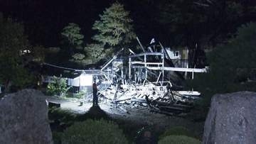 ハチの巣駆除中に住宅火災　母屋と木造2階建ての離れが焼ける　岐阜・白川町