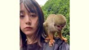 【 山本美月 】リスザルたちが肩でループ　フラミンゴにご飯　長崎バイオパークで触れあいのひととき