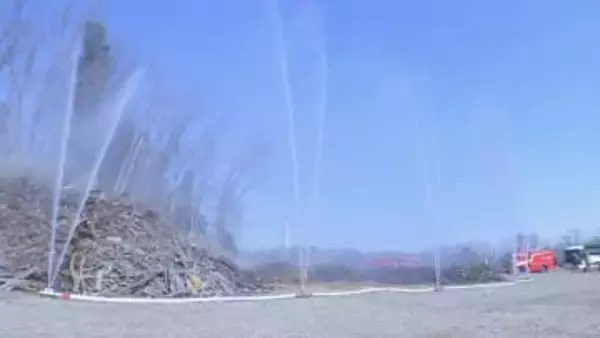 相次ぐ山林火災を受け東京消防庁が大規模訓練　来年度導入予定、高さ最大13メートルの“水の壁”「水幕防御システム」も使用