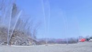 相次ぐ山林火災を受け東京消防庁が大規模訓練　来年度導入予定、高さ最大13メートルの“水の壁”「水幕防御システム」も使用