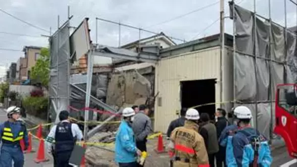 工場の解体作業中に建物が崩れ…男性作業員が病院搬送も意識あり　東京・足立区