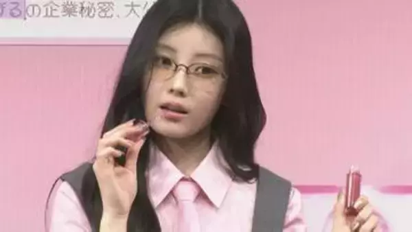 【 ILLIT・WONHEE（ウォンヒ）】〝アイドル課長〟としてOL風衣装で登場　メガネ姿でキリッと商品アピール