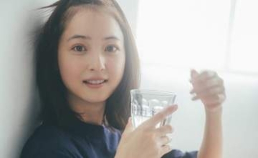 【 佐々木希 】　”気まずいほど佐々木希と目が合いすぎる”　「日めくりカレンダー」のオフショットを大量公開