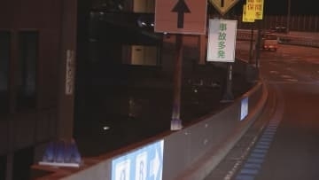 首都高で乗用車とバイクの事故　バイクの男性（62）が道路上から川に落下　自ら泳いで岸に向かい…病院搬送も命に別状なし　警視庁