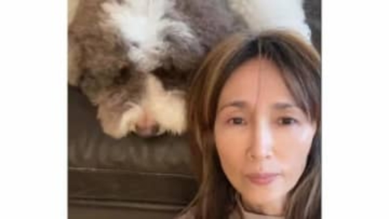 【 工藤静香 】　愛犬に叱られる姿を公開「年に数回、眠気マックスのエトに叱られる私」