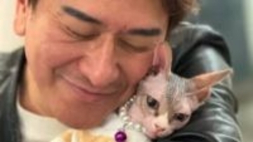 【 川﨑麻世 】「新しい家族」無毛の愛猫を紹介「とても人懐っこい子」抱きしめてうっとり