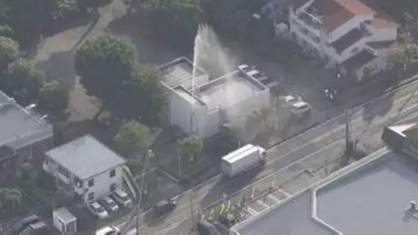 団地内の水道管が破損　水が高さ“約10m”噴き出し続ける　神奈川県相模原市