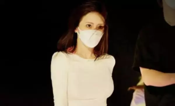 【 浜崎あゆみ 】 「スケジュールがやばすぎて１ミリも声帯を痛めたく無い為、外出時も自宅でも一生マスク徹底してる」　リハーサル時のショット公開