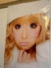 【 鈴木奈々 】 「おばぁちゃん家のリビングに私のポスターがドーンと貼ってありました！笑笑」「ギャル時代の私です！」