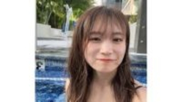 【 秋元真夏 】　ハワイで「1人プール」満喫「風強すぎて誰もいない笑」自撮り写真を公開