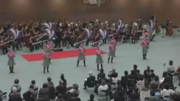 年末前に交通事故防止と特殊詐欺被害注意呼びかけ 警視庁音楽隊が東海大付属高輪台中高吹奏楽部と共演 東京・港区