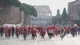 「自転車に乗った約500人サンタクロース　イタリア・ローマの街を颯爽と駆け巡る」の画像1