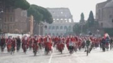 自転車に乗った約500人サンタクロース　イタリア・ローマの街を颯爽と駆け巡る