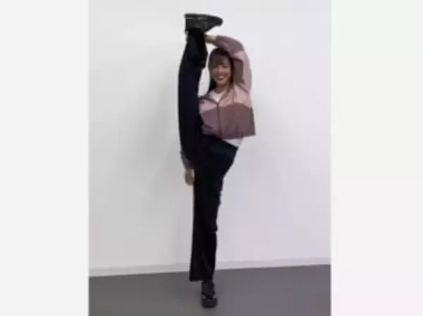 【 岡副麻希 】　驚異のI字バランス披露　「あまりに動きやすいので、試しにひさしぶりにI字バランスをやってみました」