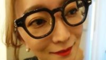 【 加藤綾菜 】お洒落な太縁メガネ姿を披露　多忙な日々も「クマ隠れました」と茶目っ気たっぷり
