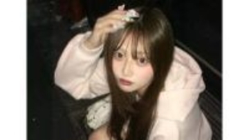 【辻希美・長女】希空　「何枚目が好き？」　夜の街角で　オフショット公開　ピンクパーカー × 白ブーツの春コーデ披露