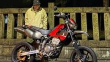 【 レイザーラモンRG 】愛用11年のバイク「やっぱり手放せない」　オフロード車「M250S」にオンロードタイヤで日常の街乗りか