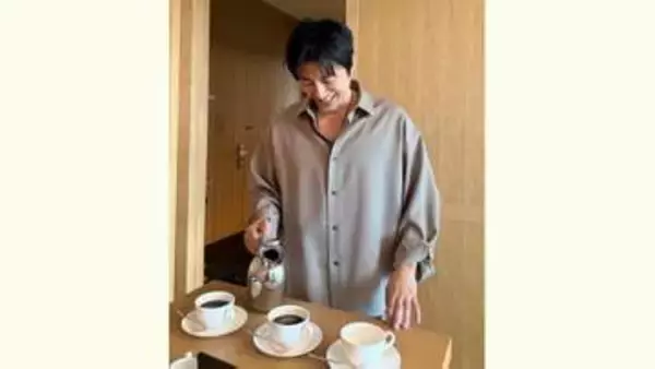 【 大沢たかお 】〝たかおカフェ〟高層階の一室で憩いのひととき　フォロワー悶絶「その珈琲を飲める人は幸せだ〜」
