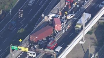 トレーラー2台含む10台の玉突き事故　トレーラーが前方の車に衝突か…軽乗用車運転の男性が複数か所を骨折か　神戸市・第二神明道路