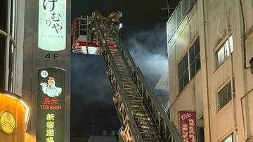 東京・歌舞伎町でビル火災 けが人なし　ベランダに設置された室外機が激しく燃える