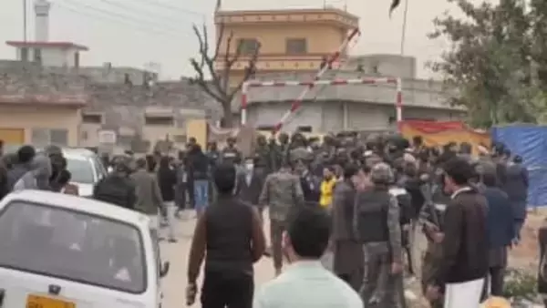 パキスタン　モスク爆発で30人以上死亡　自爆テロか