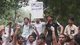 「インドで若者らの抗議デモ拡大 大学入試不正や高失業率に怒り デモ主導は「ゴキブリ人民党」」の画像1