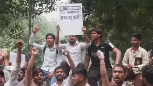 インドで若者らの抗議デモ拡大 大学入試不正や高失業率に怒り デモ主導は「ゴキブリ人民党」