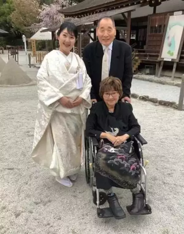 【 宮川大助・花子 】　一人娘・さゆみさん挙式で　笑顔３ショット　「幸せオーラが半端なかったですわ」