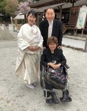 【 宮川大助・花子 】　一人娘・さゆみさん挙式で　笑顔３ショット　「幸せオーラが半端なかったですわ」