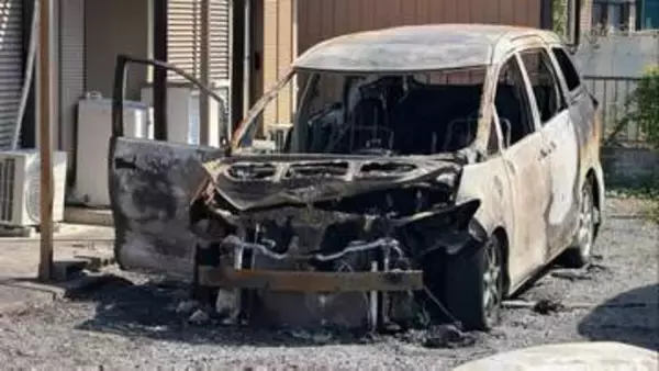 「車が燃えている」　全焼した車の近くで男性の遺体を発見 　埼玉・行田市