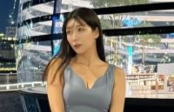 【 穂川果音 】 「身体のラインが綺麗に見える形　あとワクワクする服で選んでいます」　ドレス姿を披露　シンガポールの夜景をバックに