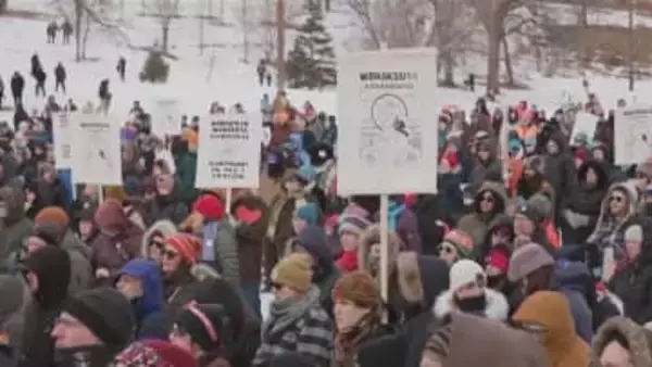 米ミネアポリスで追悼式　移民当局の発砲で女性死亡の事件から1か月