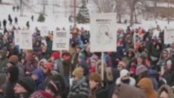 米ミネアポリスで追悼式　移民当局の発砲で女性死亡の事件から1か月