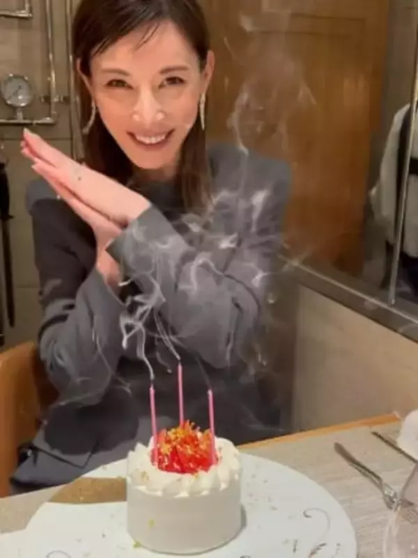 【 加藤あい 】　４３歳の誕生日迎え　「全てが当たり前ではないということを忘れずに　本当に感謝です」　ケーキと笑顔ショット